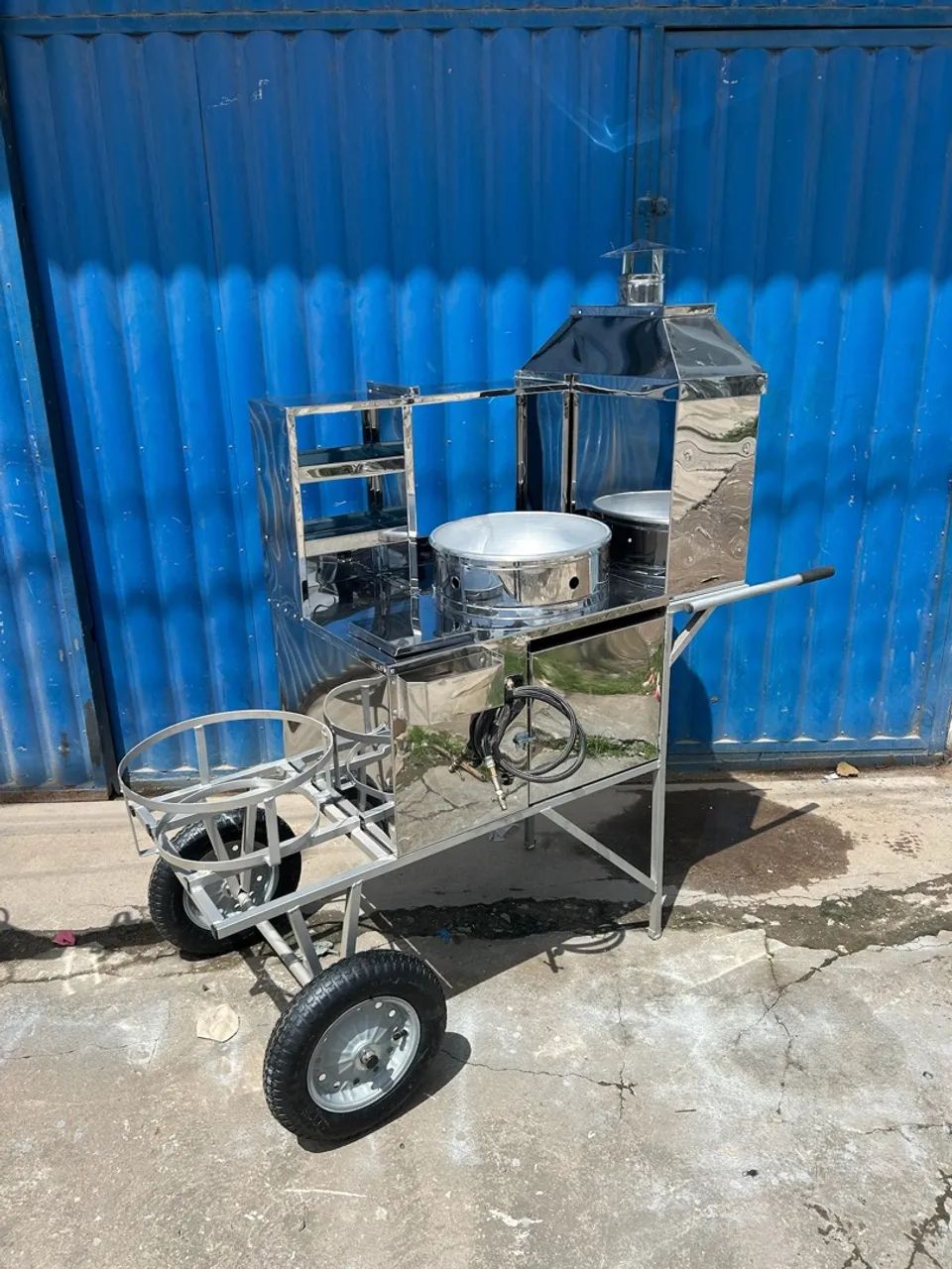 Carrinho de espetinho e frituras