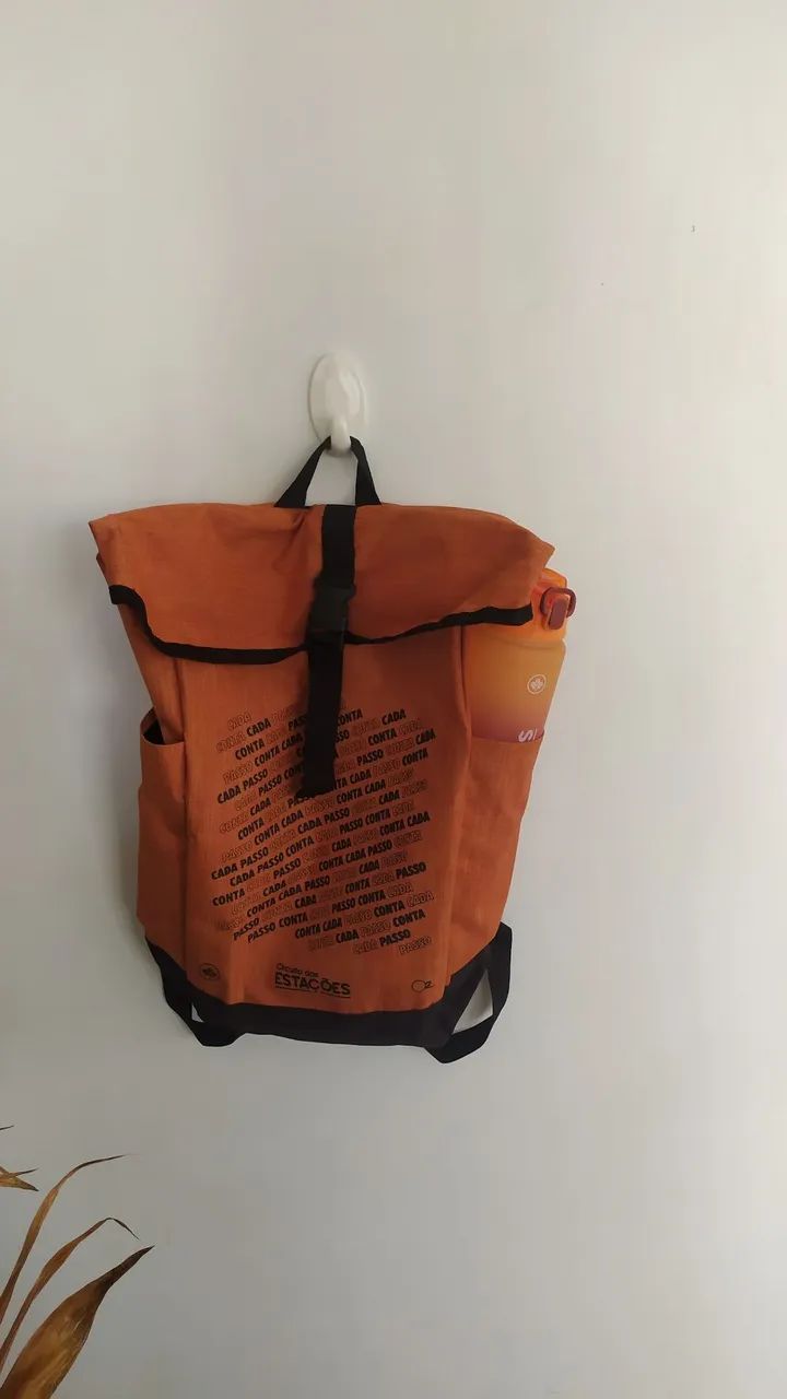 Duas mochilas corrida das estações verde e laranja e garrafas  - Foto 2