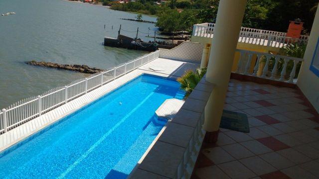 Linda casa na beira mar, pé na água, piscina, lancha, etc,em Florianópolis