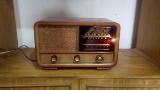Rádio antigo a valvula funciona 70 anos