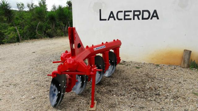 Arado tatu 4 discos trator - Foto 4