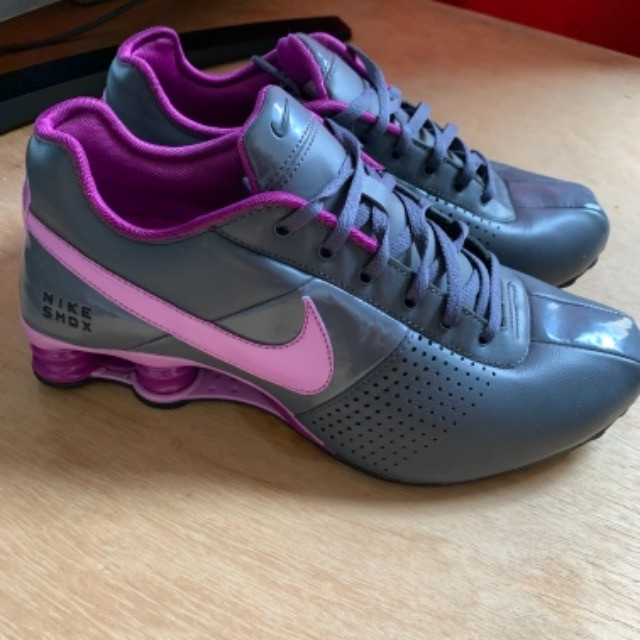 nike shox feminino cinza e roxo