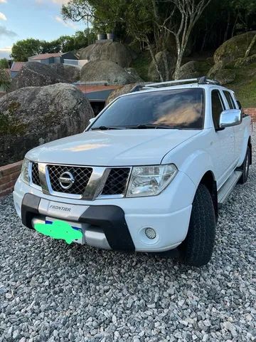Nissan Frontier LE 2012, Diesel, automática e com bancos em couro.