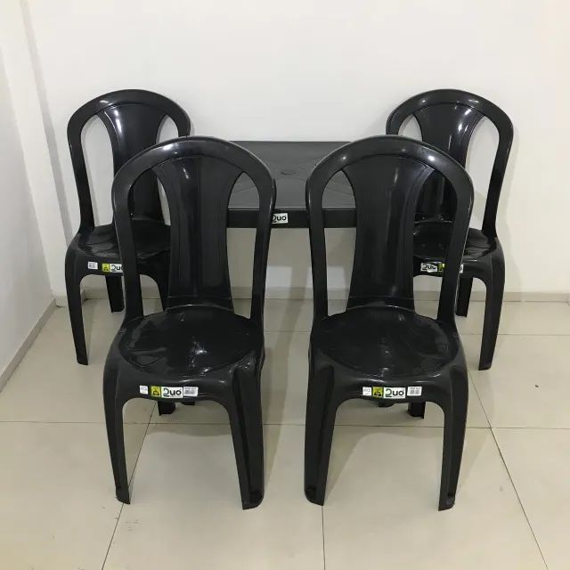 Conjunto de Mesa e Cadeiras de Plástico Preta