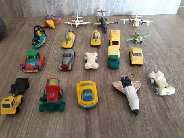 Miniatura de carro e locomotiva coleção Kinder ovo - Taffy Shop - Brechó de  brinquedos