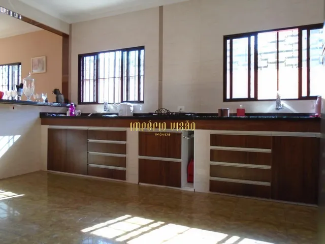 Excelente sobrado à venda no Centro de Suzano, com 5 dormitórios e cozinha planejada.