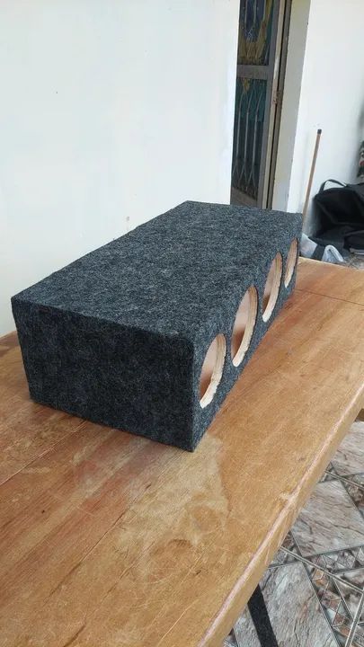 Caixa corneteira, 2 drivers + 2 tweeters, curta, vazia e acarpetada, 