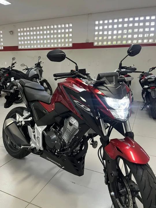 Honda CB 300F Twister 2025 aposta em freios combinados e visual esportivo para o uso urbano