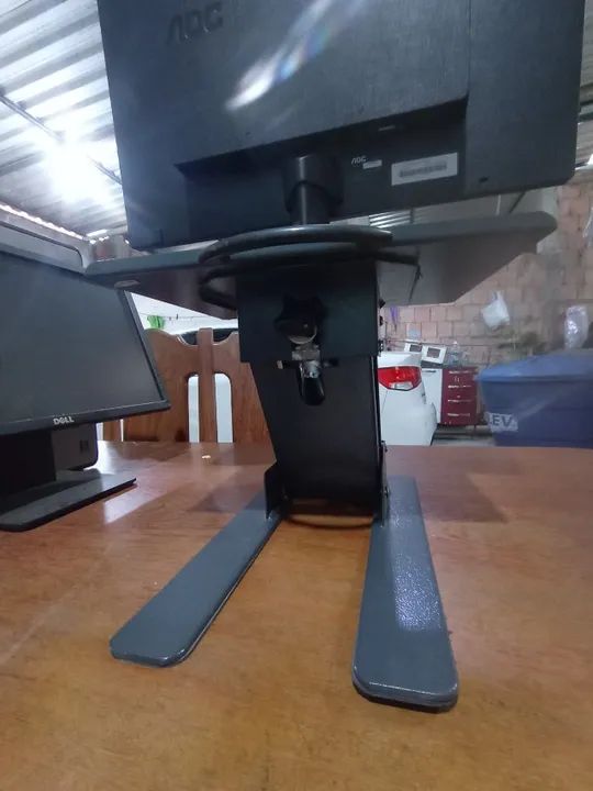 Vende-se suporte em metal com ajuste de altura e com rotação para monitor e Notebooks 150. - Foto 2