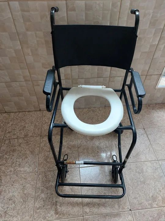 Cadeira higiênica escamoteável 