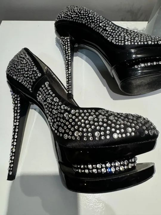 Sapato de salto meia pata todo cravejado de cristais  - Foto 5