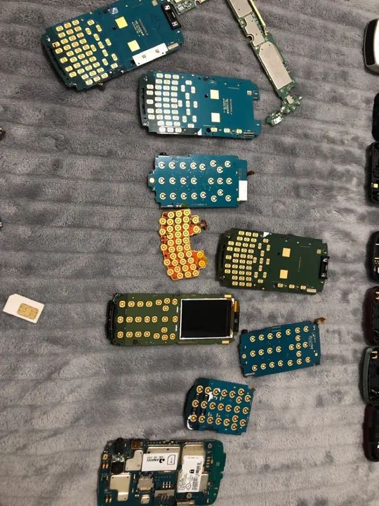 Placas e carcaças de celular antigo para extração de ouro  - Foto 2