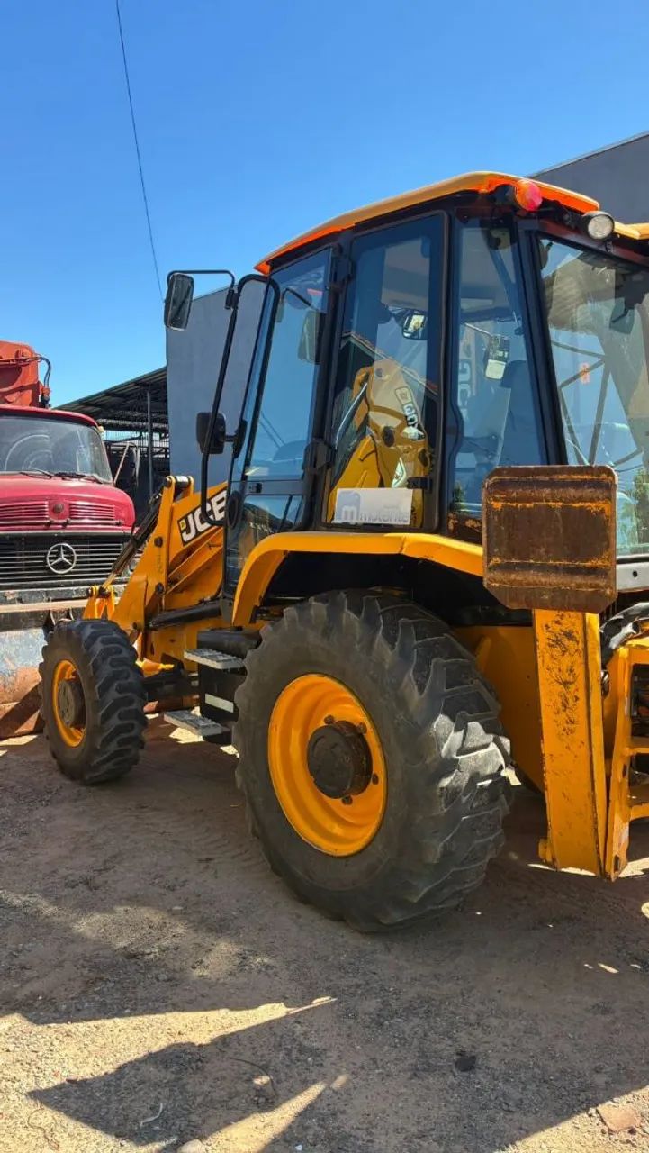 Retroescavadeira JCB 3CX 2022