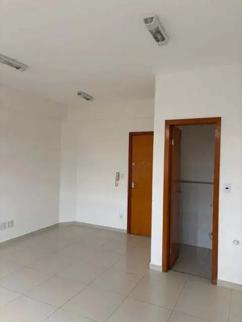 SALA COMERCIAL COM 31 METROS QUADRADOS, EXCELENTE CONDOMÍNIO E BAIRRO