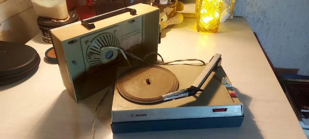 Antiga vitrola portátil Philips A6GF101 anos 70