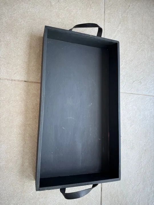 Bandeja de madeira preta com alça em corino preta