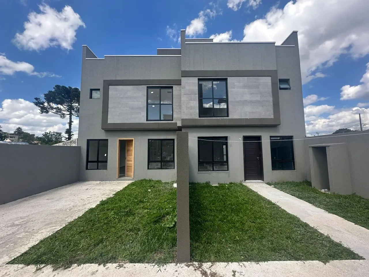 SOBRADO NOVO À VENDA 3 QUARTOS, SUÍTE, GARAGEM E ESPAÇO VERDE NO LINDÓIA | CURITIBA