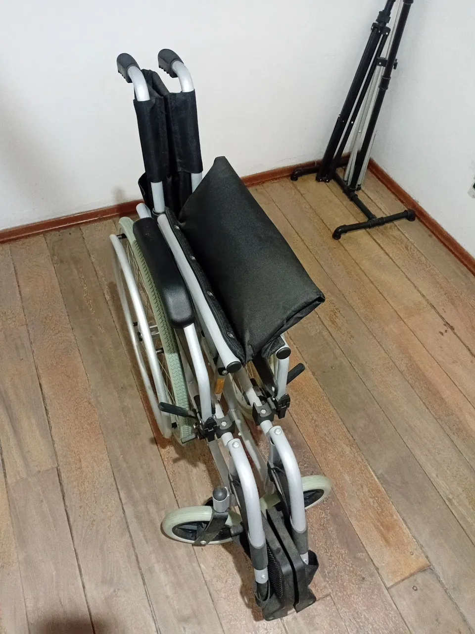 Cadeira de Rodas Dobrável - Conforto e Praticidade