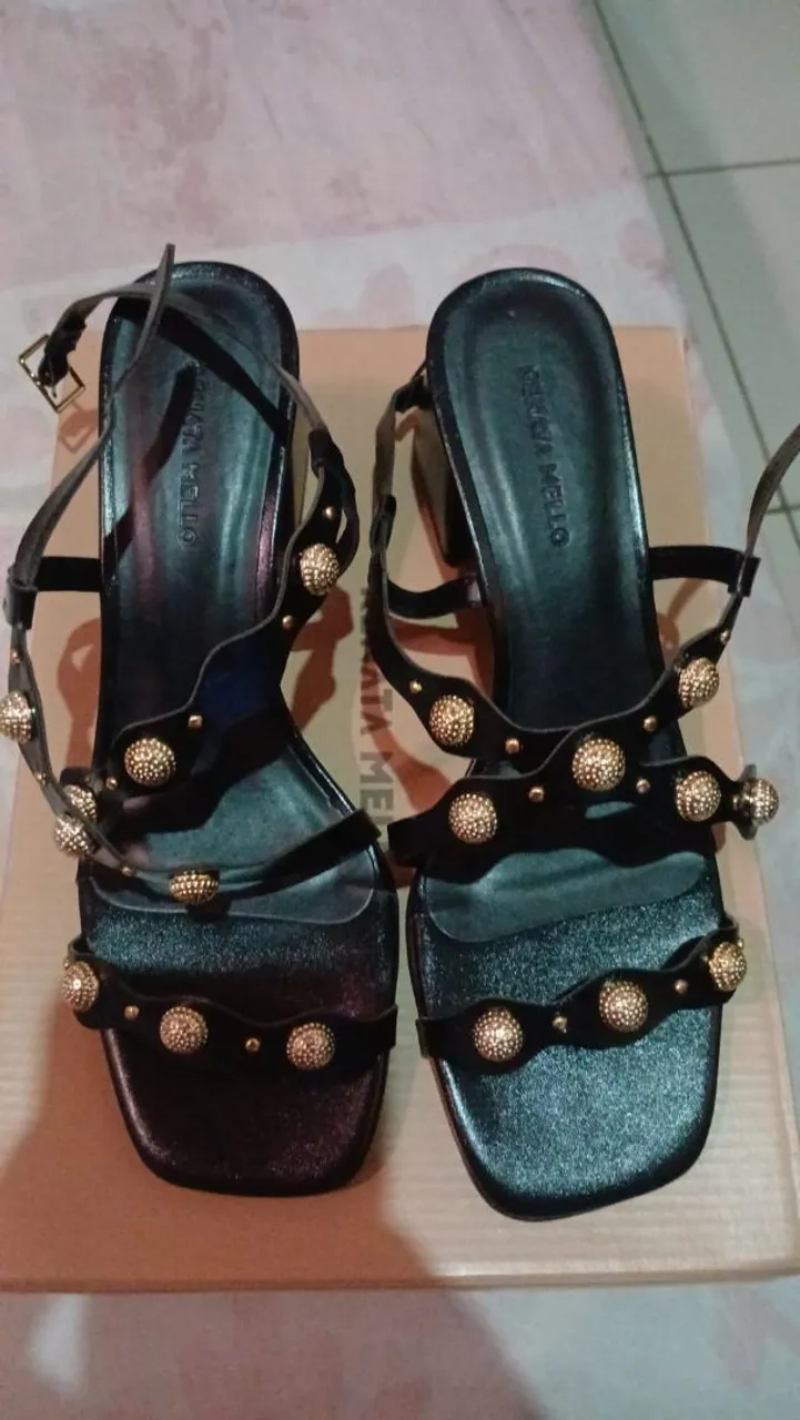 Sandália Preta com Detalhes Dourados - Elegância e Estilo