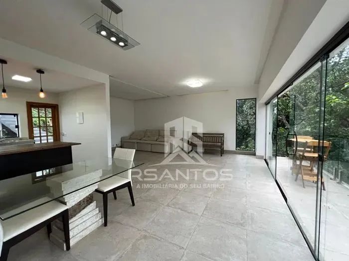 FREGUESIA - Maravilhosa casa espaçosa em condomínio com porteira fechada.