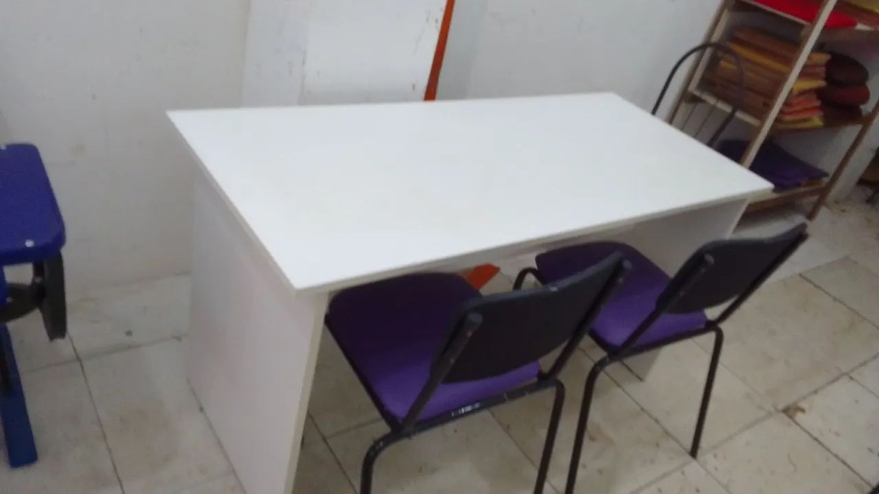 Mesa de professor com cadeira. - Foto 2