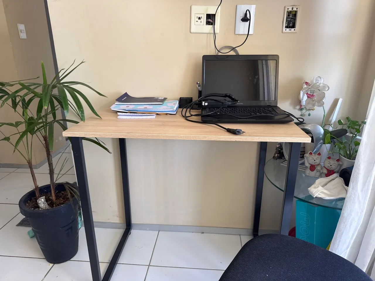 Escrivaninha com design moderno e estrutura resistente