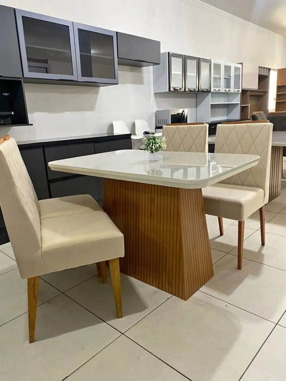 Mesa com 4 cadeiras entregamos hoje 