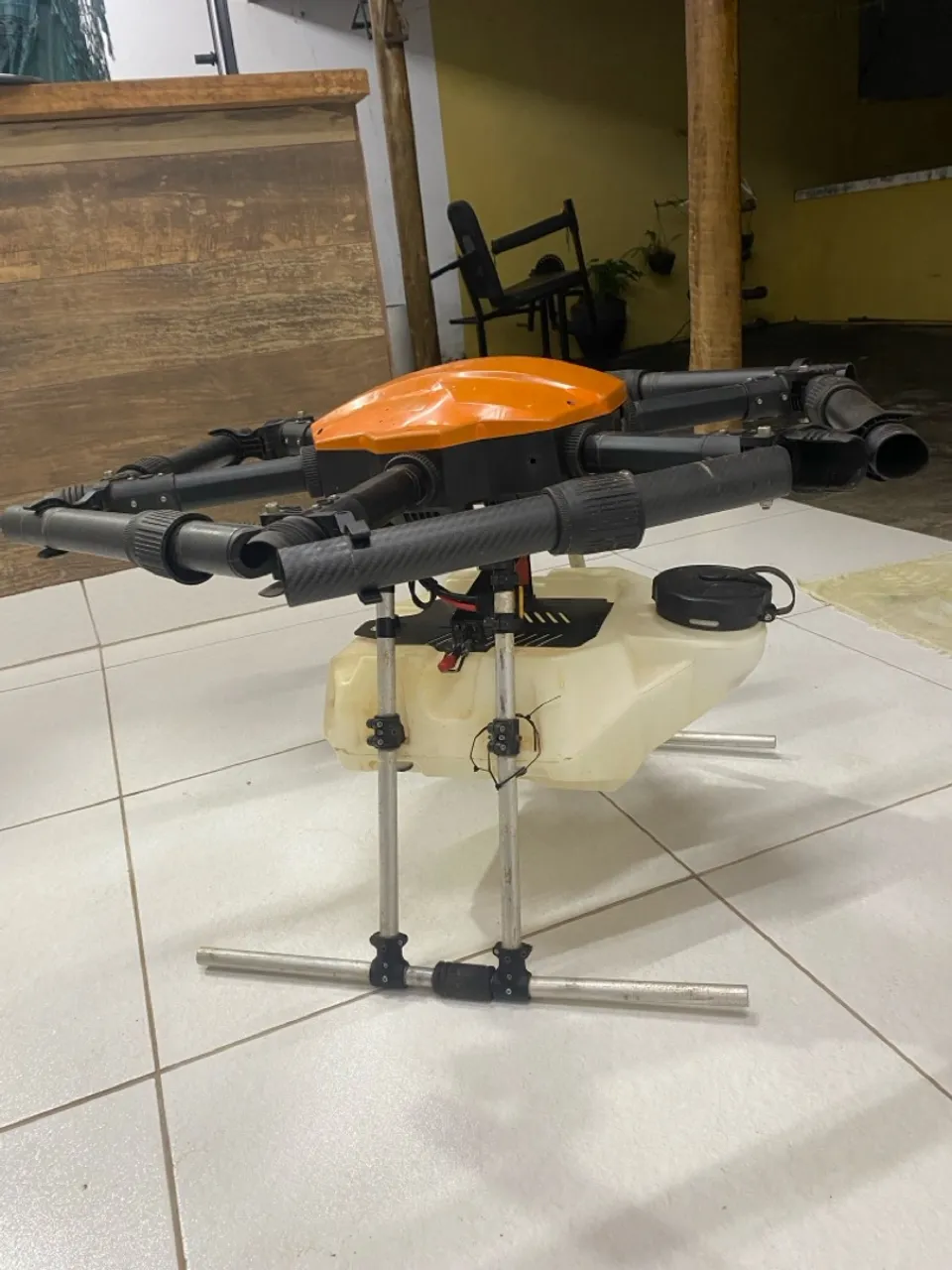 Drone Agrícola para pulverização com reservatório