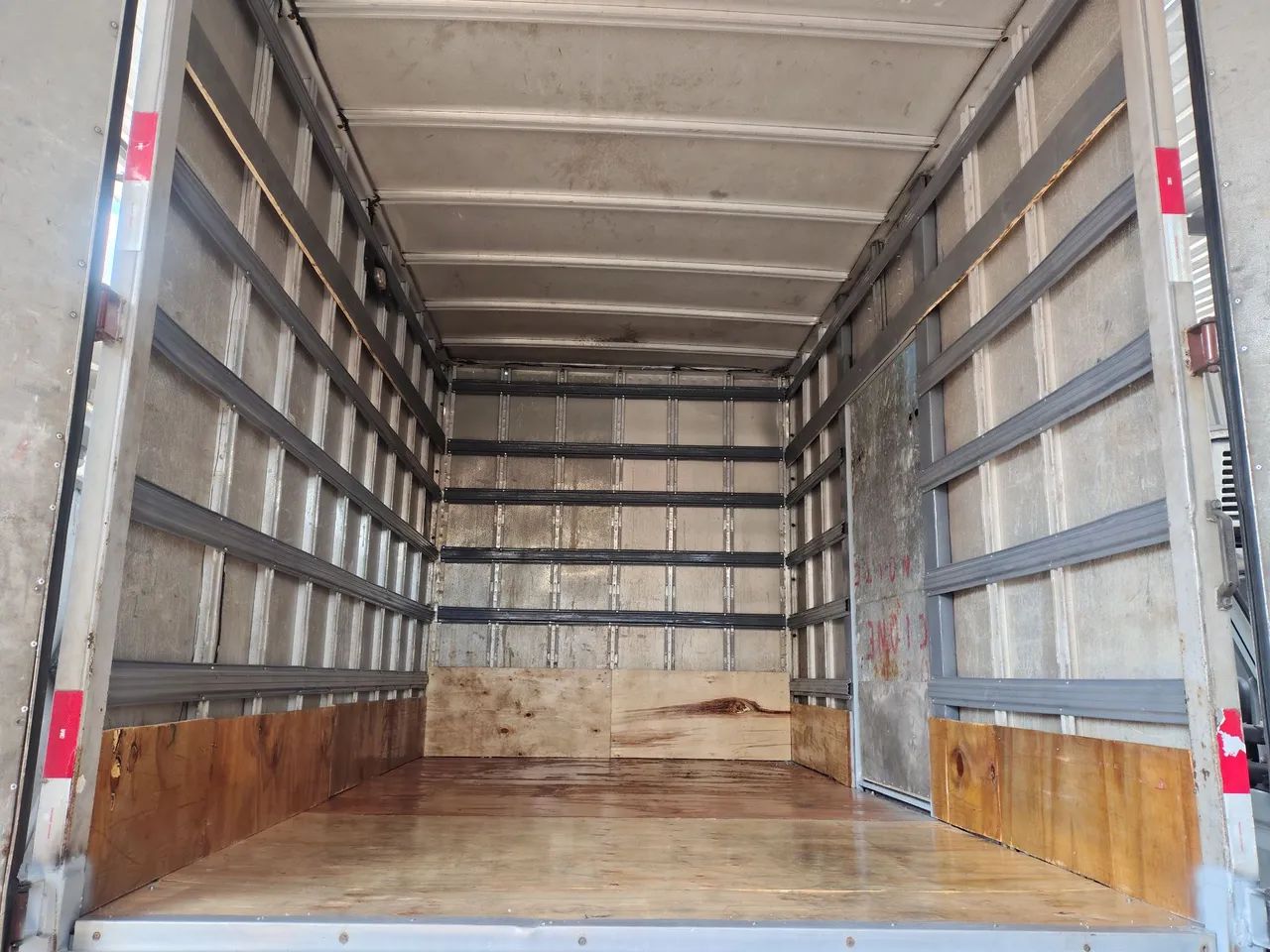 Baú carga seca Iveco ou delivery  - Foto 6