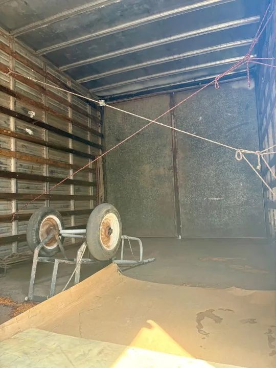 Vendo Baú Toco - 7,10m - Piso em Chapa de Ferro - Foto 5