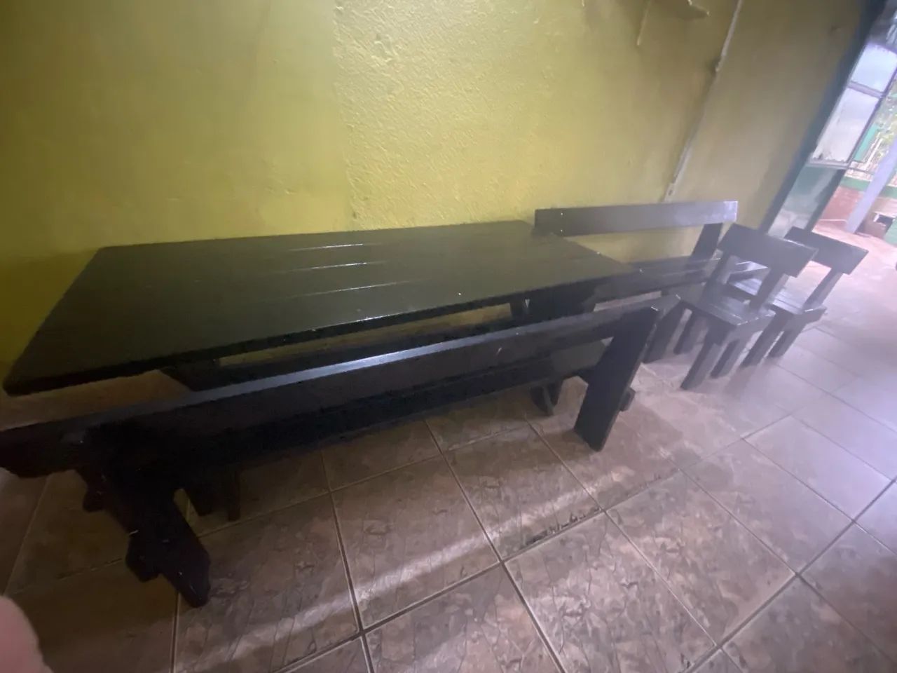 Mesa com banco de madeira maciça 