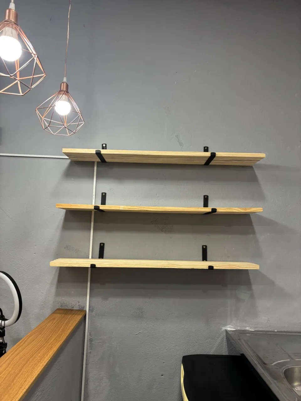 Prateleiras de madeira com design moderno