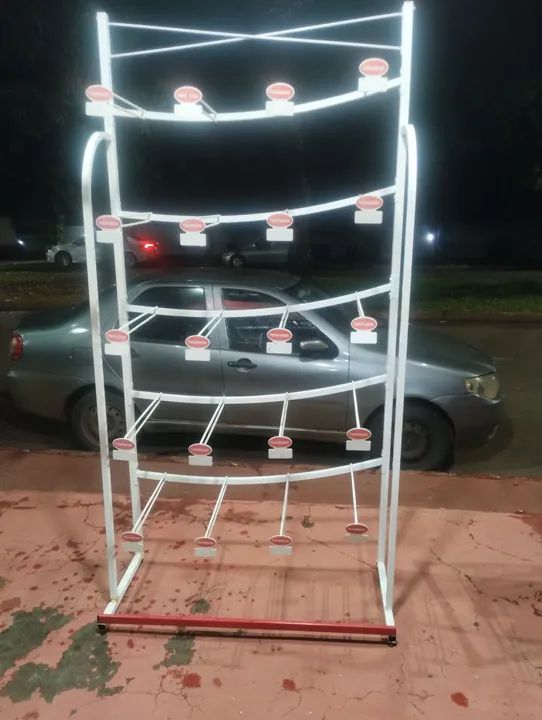 Expositor de calçados em metal branco - Foto 2