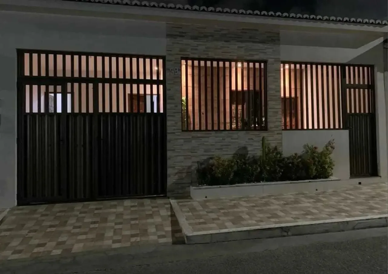 CASA EM RUA PÚBLICA - EDUARDO GOMES