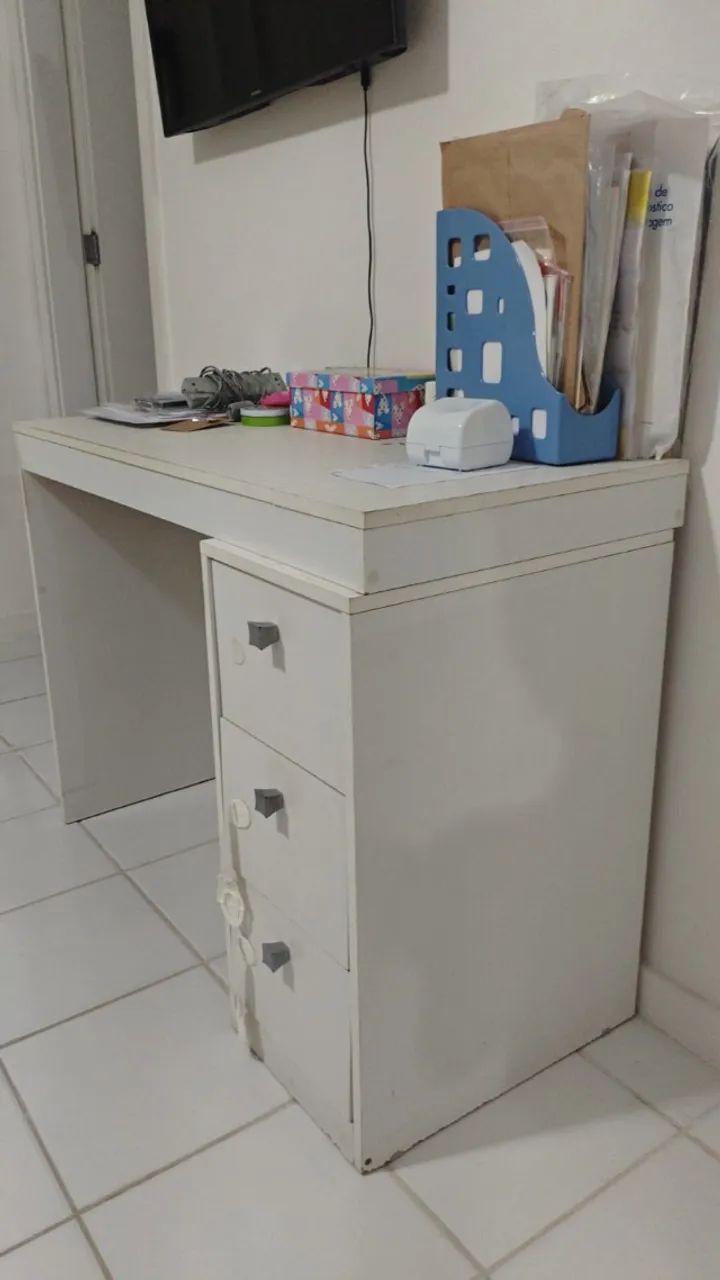 Vendo escrivaninha branca com 3 gavetas 