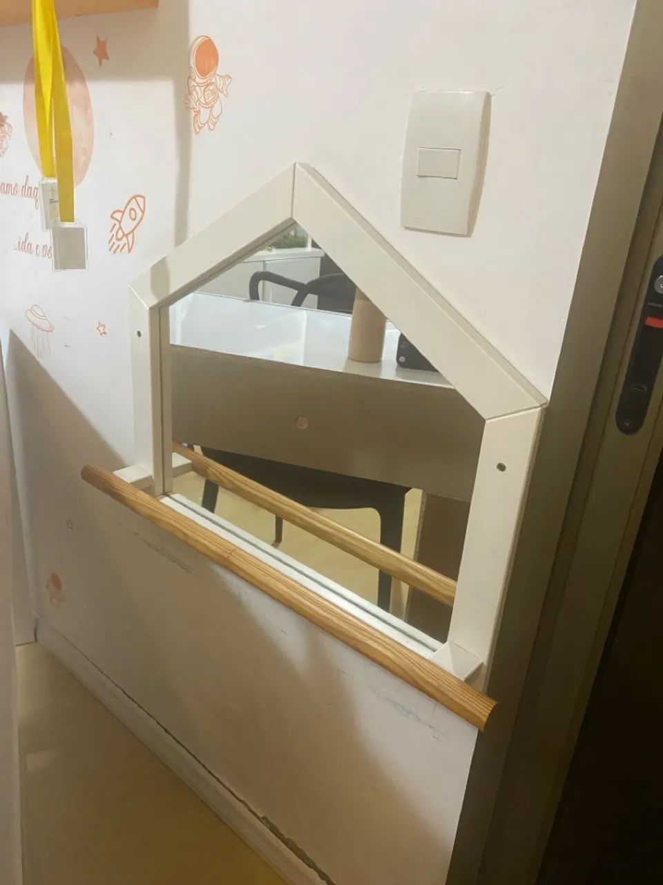 Espelho Montessoriano Casinha Madeira e espelho de verdade - Foto 5