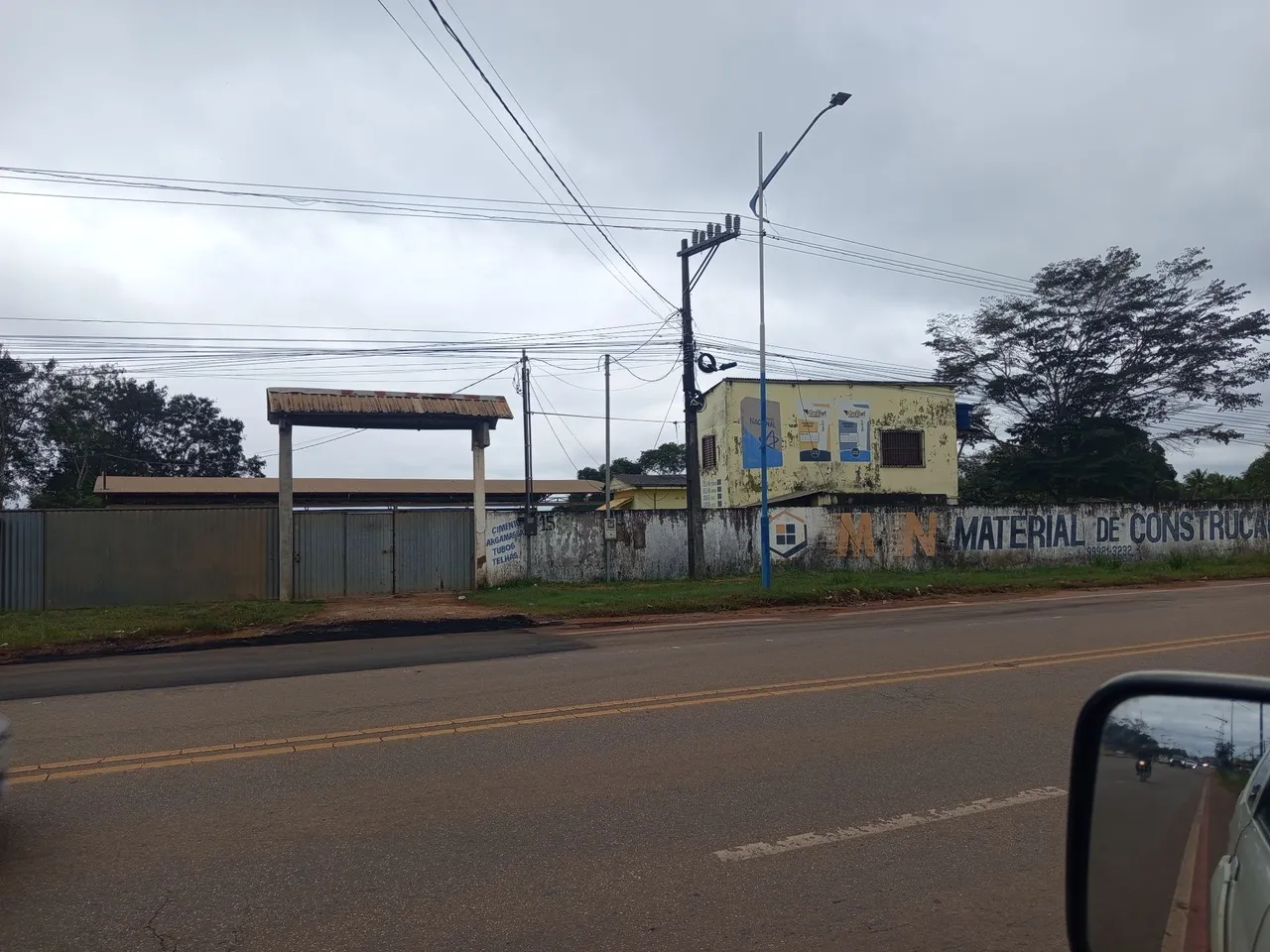 Alugo um galpão