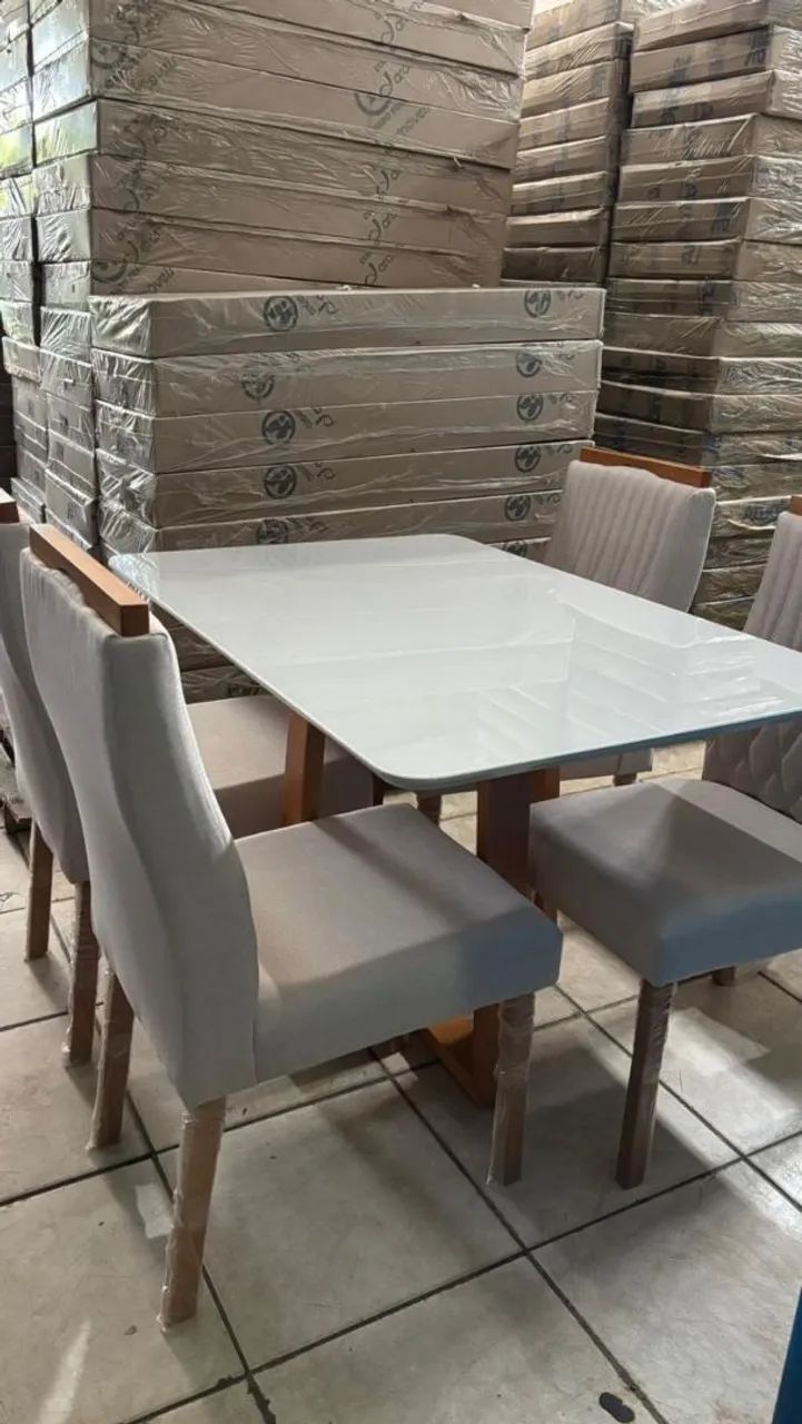 Mesa de Jantar com 04 cadeiras 100% madeira  - Foto 2
