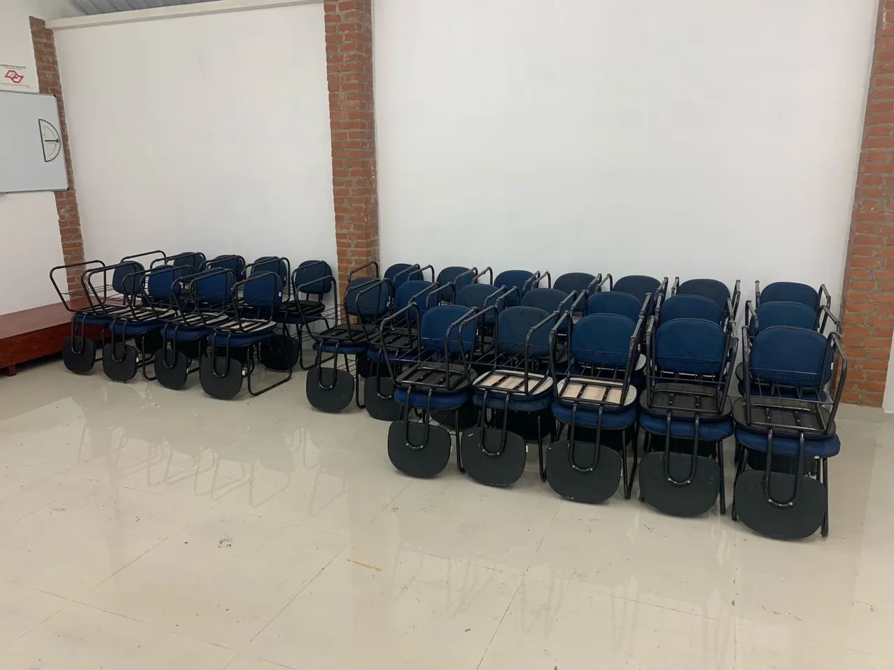 Lote com 80 cadeiras estofadas - Foto 3