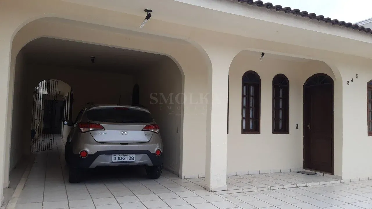 Casa à venda próximo a UFSC com 3 dormitórios e mais 3 kitnets para locação, no Saco dos L