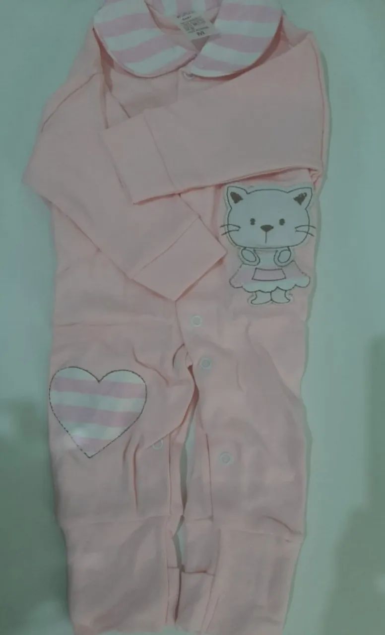 MACACÃO MENINA SUEDINE com 2 BORDADOS para Bebês - rosa claro gatinha - tamanho M - Foto 3