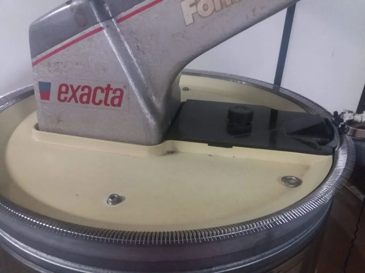 Vendo Máquina  Remalhadeira Exacta,  Finura 10. - Foto 3