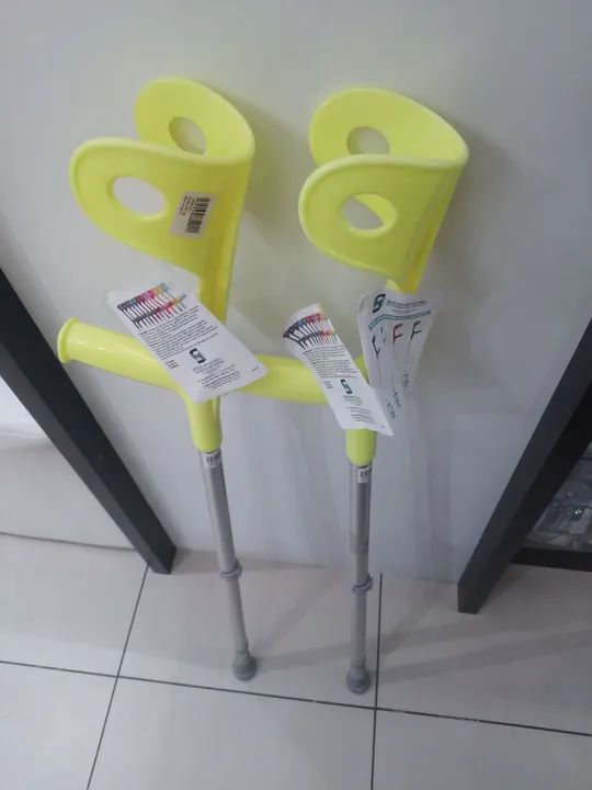 Pair of Orthopedic Crutches64319029769346120