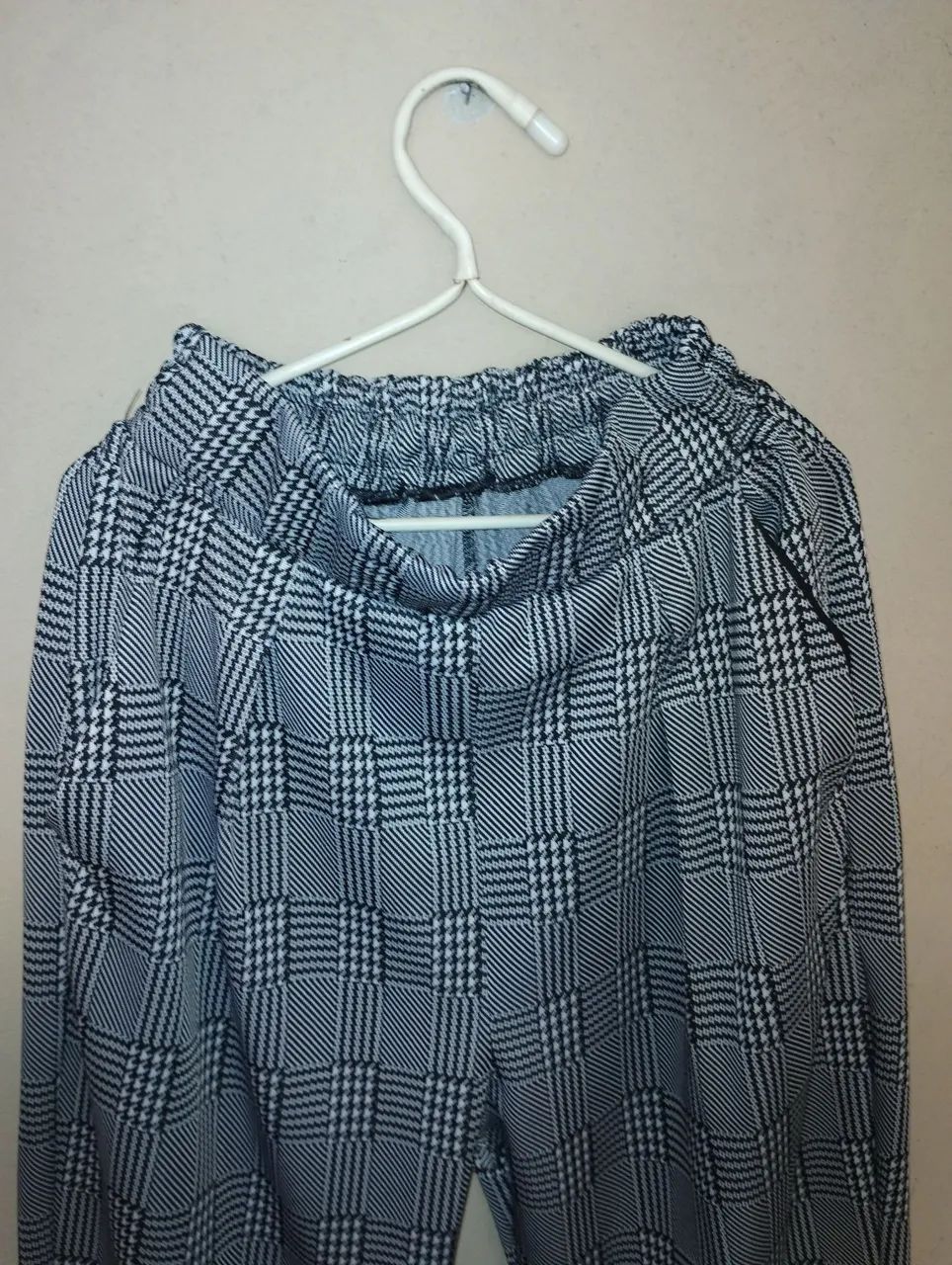 Calça Xadrez com corte social. Padrão Preto e branco. Com elastano. Elástico na cintura.  - Foto 2