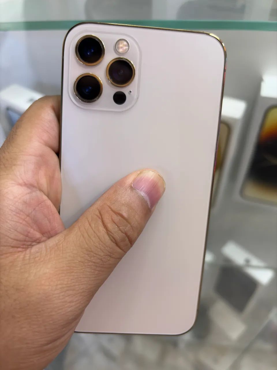iPhone 12 Pro semi novo Gold  - Foto 2