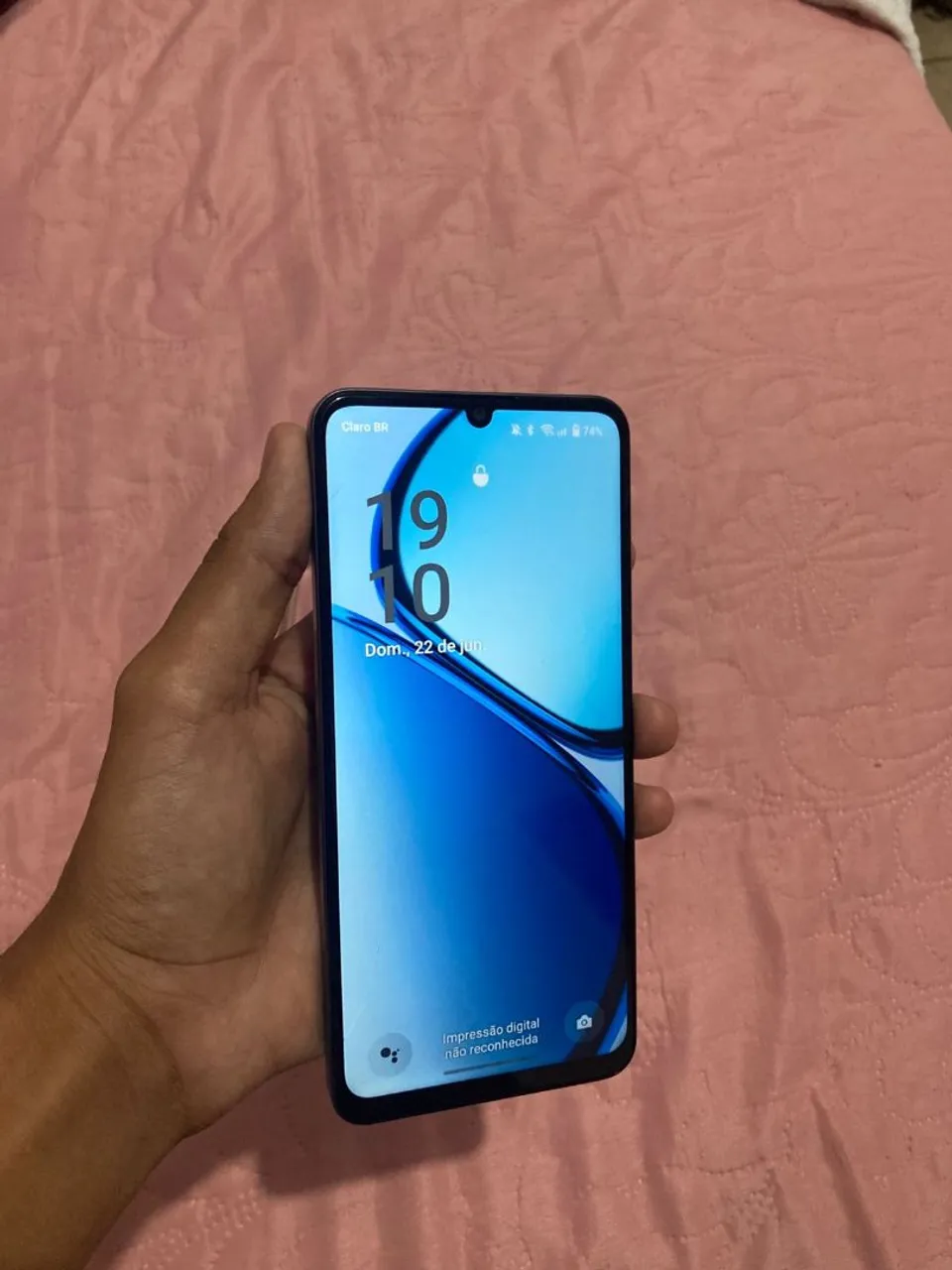 Realme C60 acompanha: caixa, carregador original, capinha e sua nota fiscal.