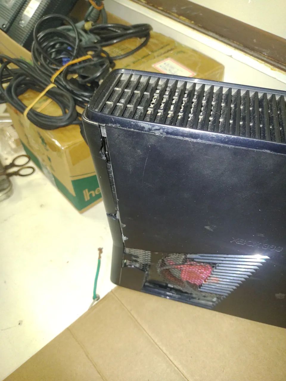 Jogo X-Box 360 original, aparelho funcionando, quebrado na grade. E outros.