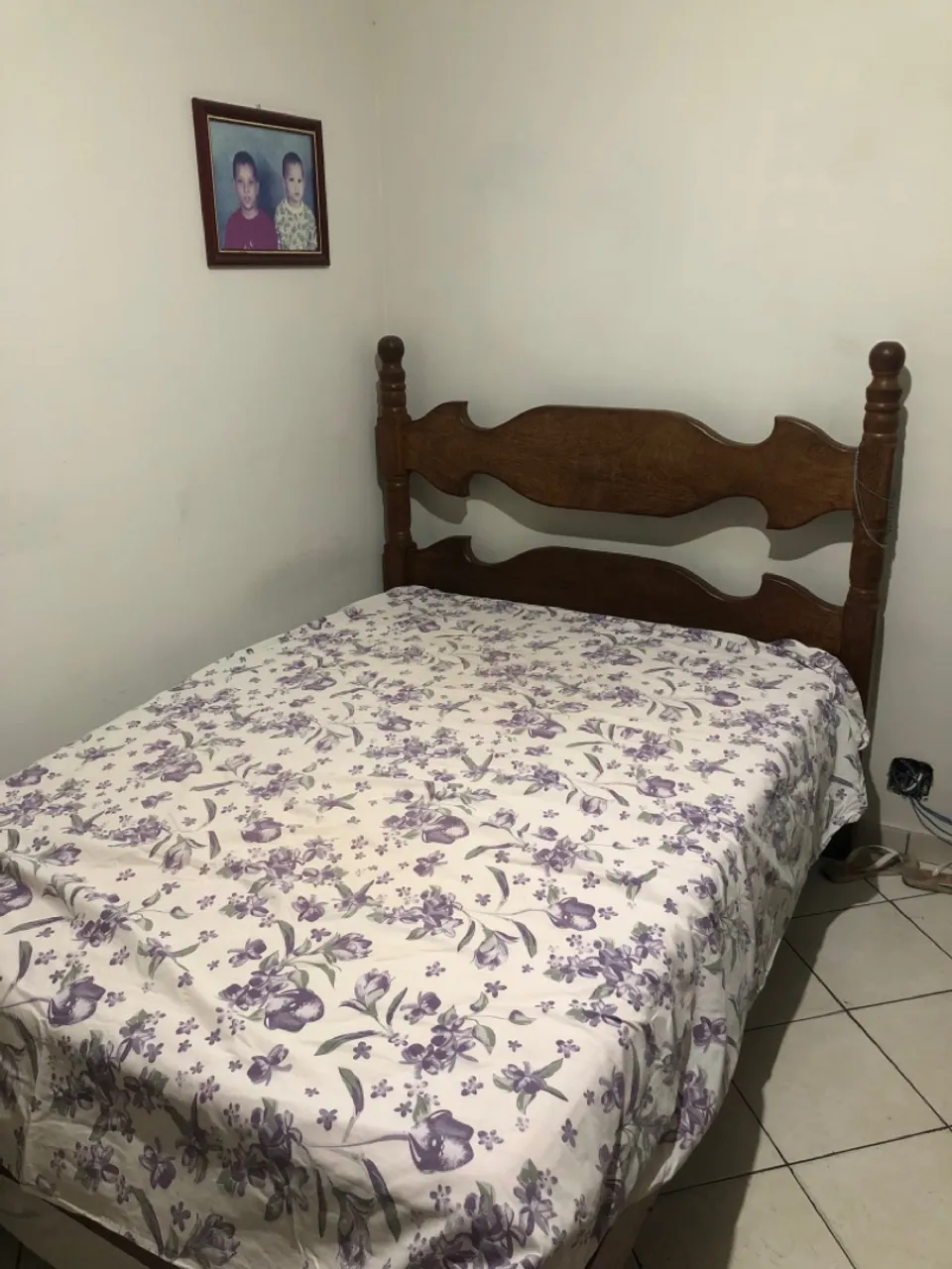 Cama de madeira maciça sucupira com colchão de molas