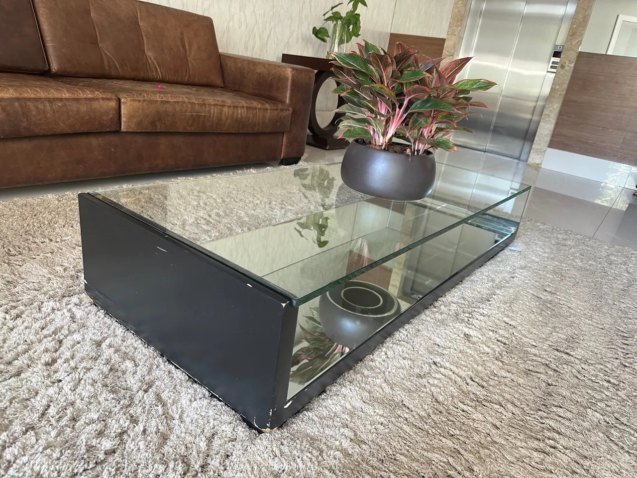 Mesa de centro em vidro e madeira