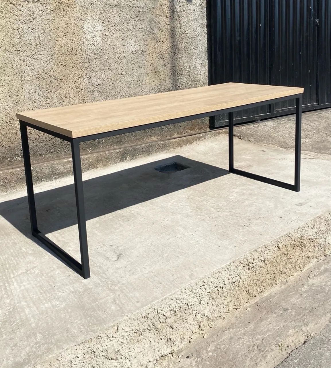 Mesa de escritório com design moderno tampo com 30mm de espessura 